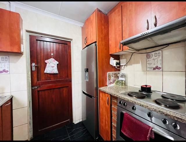 2 BEDROOM FREEHOLD FOR SALE IN NEWLANDS EAST